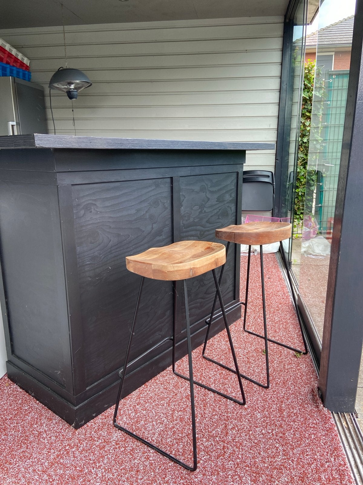 Zwarte bar met twee barkrukken, Ophalen, Gebruikt, Inclusief barstoelen