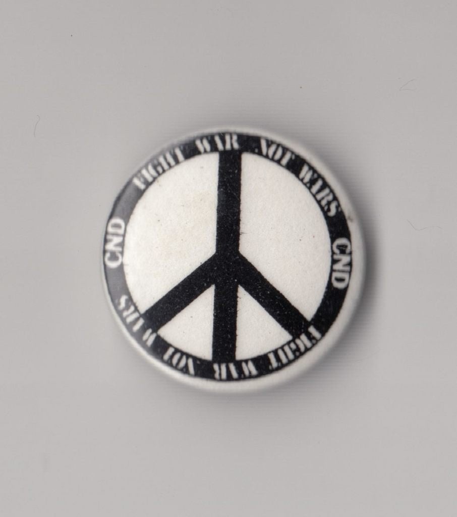 Button CND Fight war not wars Peace Vrede, Verzamelen, Speldjes, Pins en Buttons, Gebruikt, Niet vindbaar, Niet vindbaar, Speldje of Pin
