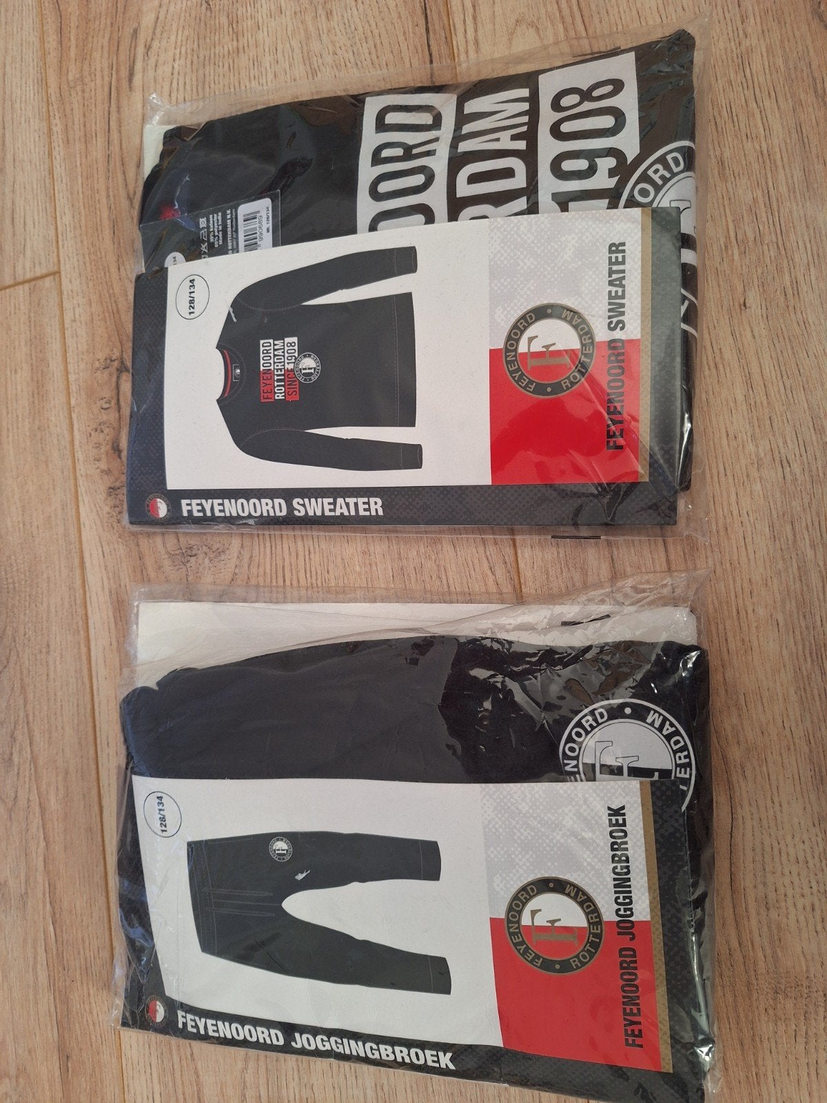 Feyenoord joggingbroek en sweater maat 128-134 NIEUW, Ophalen of Verzenden, Nieuw, Feyenoord, Shirt