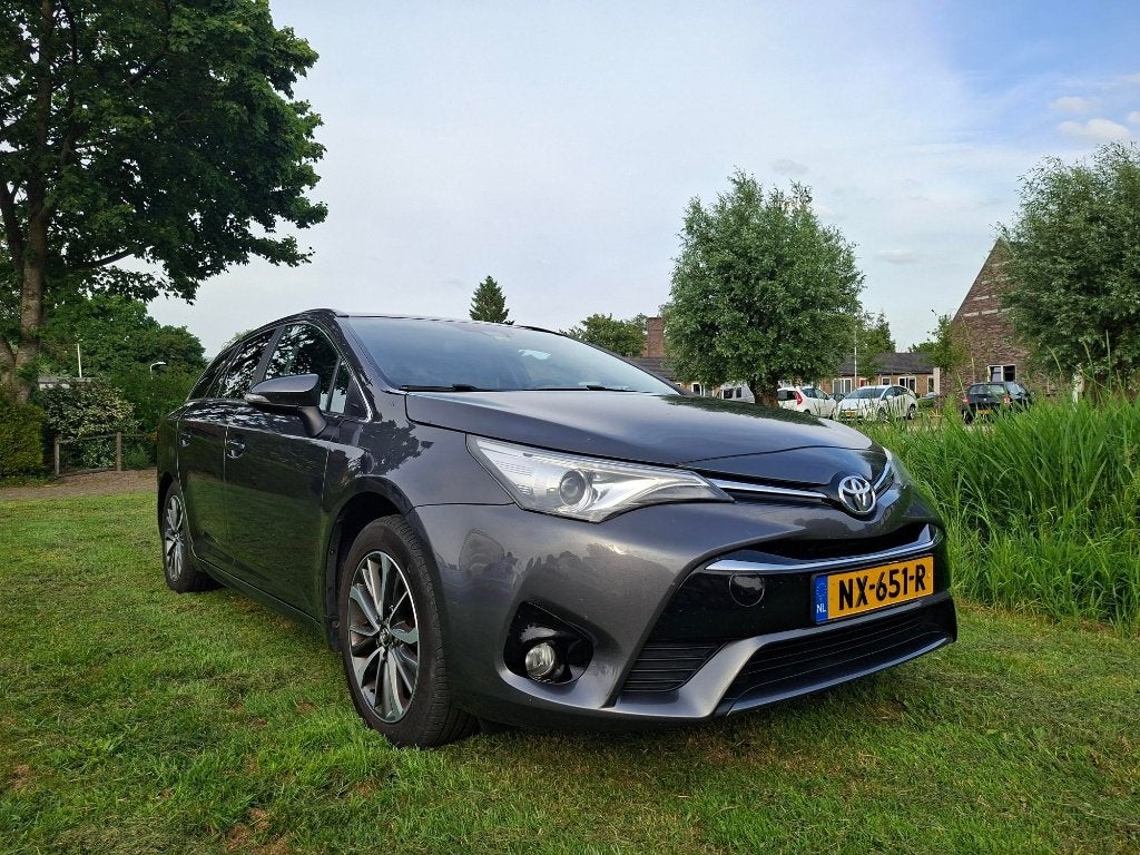 Toyota Avensis 1.8 VVT‑i Executive Automaat – 2016 –, Navigatiesysteem, Avensis, 4 cilinders, Grijs