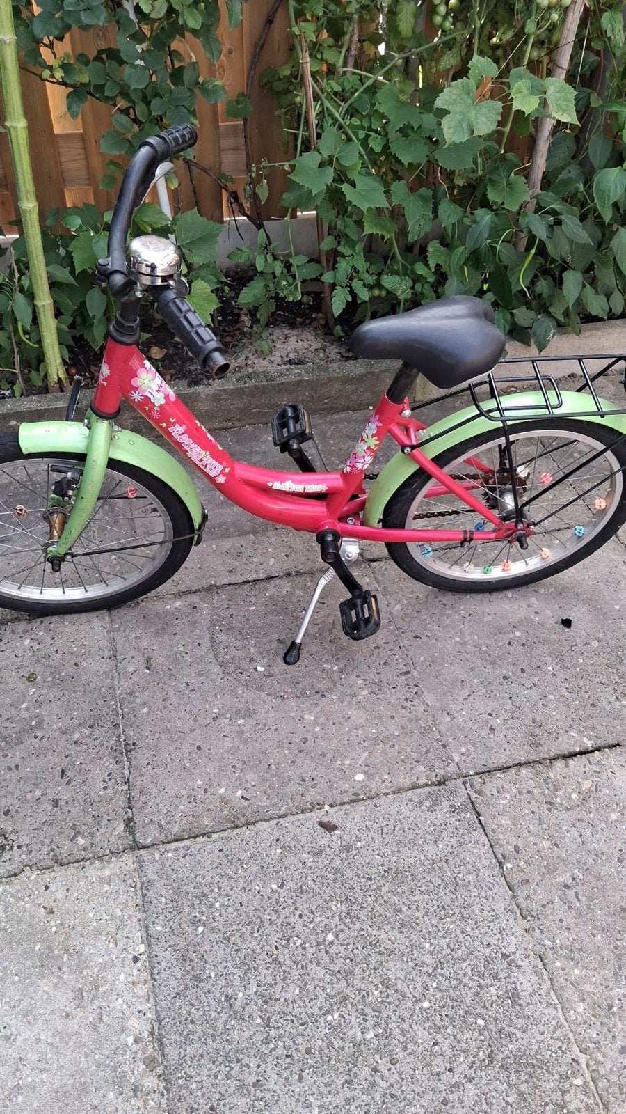 kinderfiets met bloemetjes,  18 inch, Fietsen en Brommers, Ophalen of Verzenden, Gebruikt, Terugtraprem, 20 inch of meer