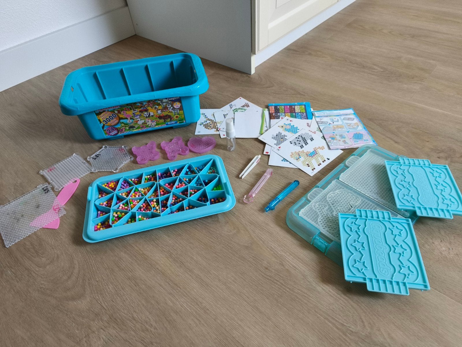 Aquabeads set - Urenlang knutselplezier!, Ophalen of Verzenden, Zo goed als nieuw, Jongen of Meisje