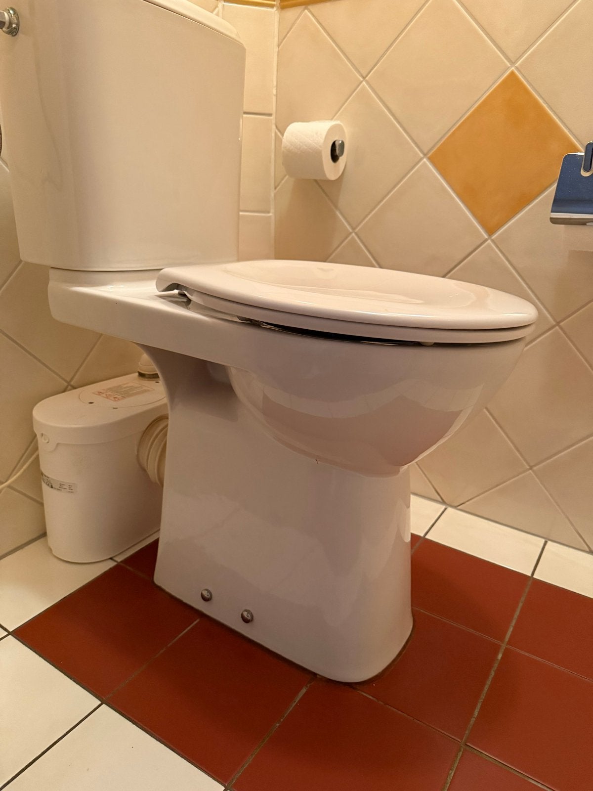 Wit broyeur toilet met stortbak en wc-bril, Ophalen, Gebruikt, Toilet