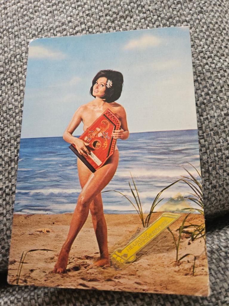 Pin up  Naakte Vrouw met Instrument op Strand, Verzamelen, Ophalen of Verzenden, 1960 tot 1980, Gelopen