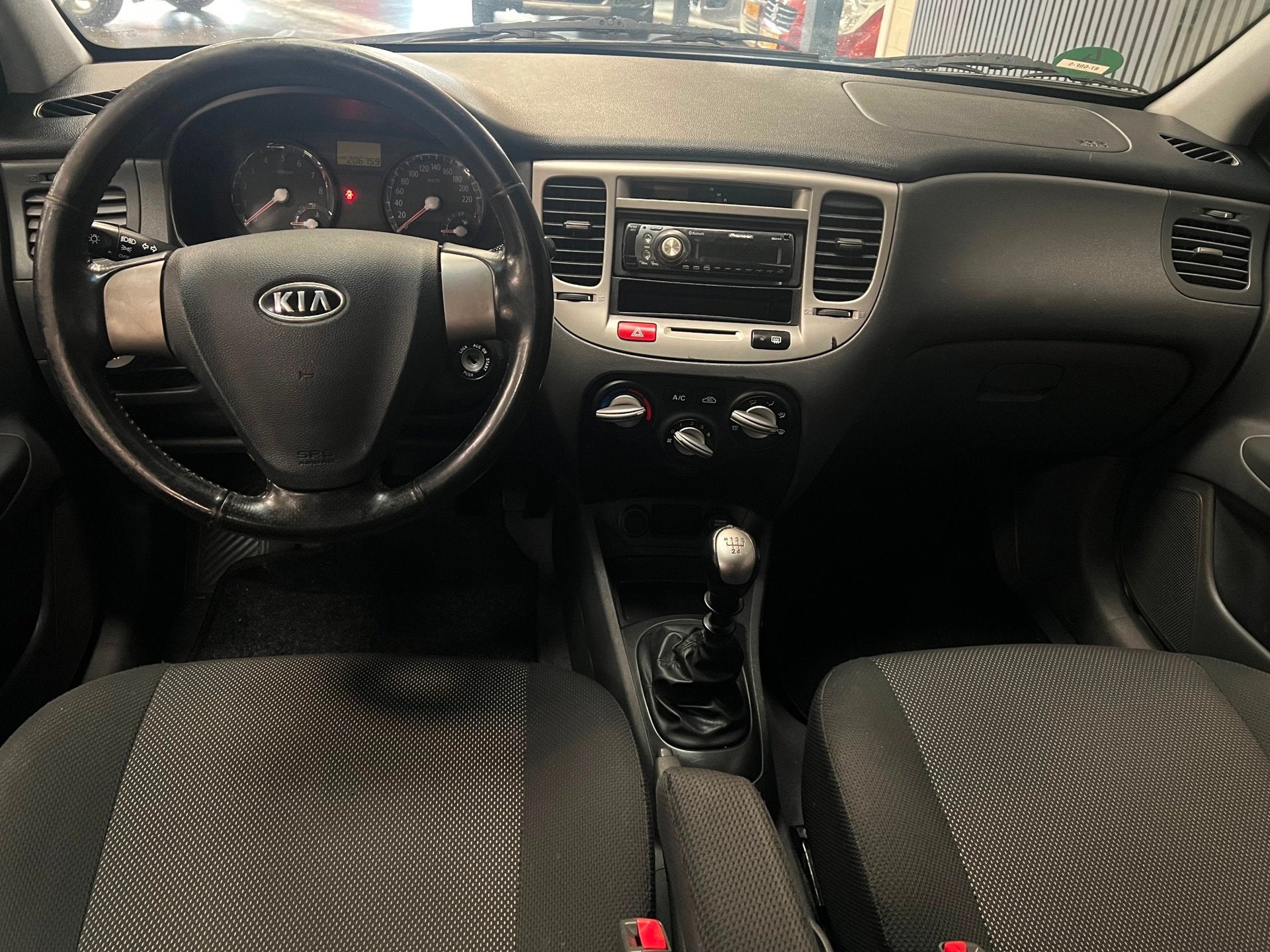 Kia Rio 1.4 X-pect - Airco – NAP – Afneembare Trekhaak, Auto's, Voorwielaandrijving, Stof, Gebruikt, Zwart