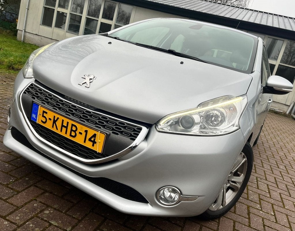 Peugeot 208 2X Grijs+Donkerblauw, Auto's, Peugeot, Voorwielaandrijving, Euro 5, Stof, 31 €/maand
