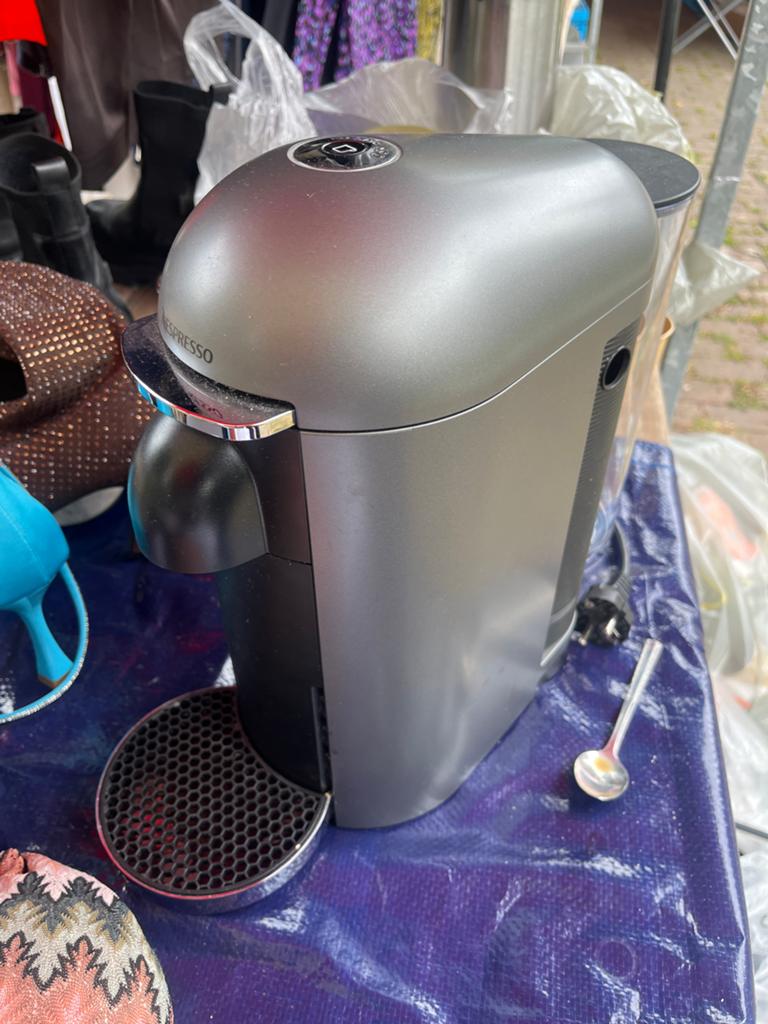 Nespresso Essenza - Compacte en stijlvolle koffiemachin, Gebruikt, Espresso apparaat, Ophalen of Verzenden, 1 kopje