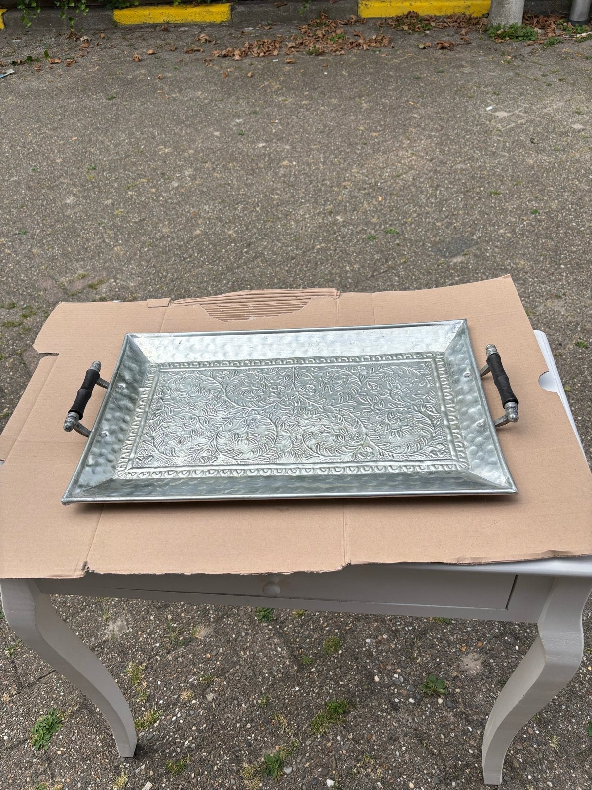 Zilverkleurig Dienblad met Reliëf en Houten Handvaten, Ophalen, Gebruikt, Decoratieve rand, Dienblad