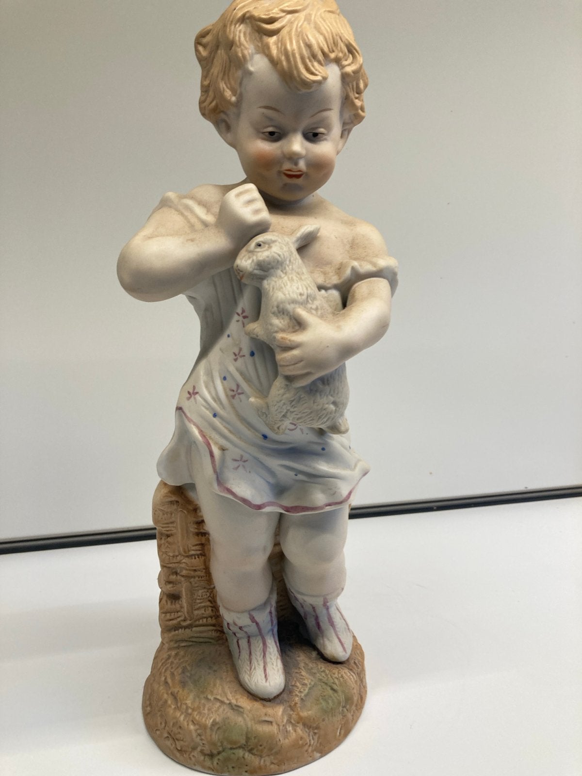 Antieke Gebrüder Heubach Porseleinen Figuur Meisje met Konij, Ophalen of Verzenden