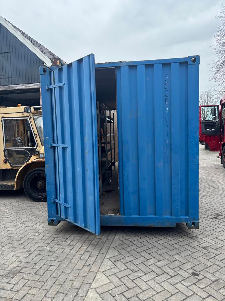 Container met loopdeur, stelling, verlichting en stroom, Ophalen