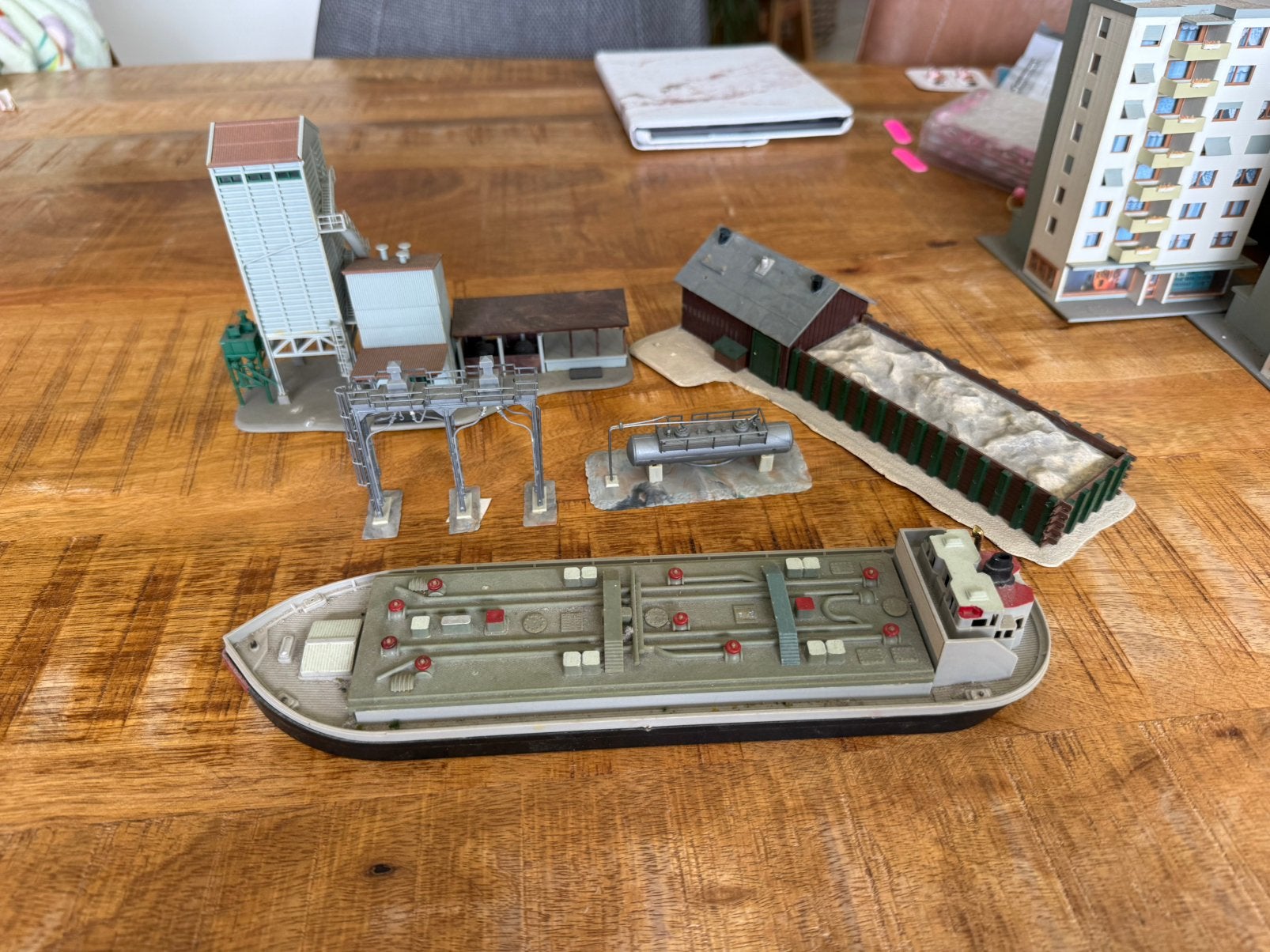 N spoor Industrie gebouwen en schip nette staat, Hobby en Vrije tijd, Modeltreinen | N-Spoor, Overige merken, Gelijkstroom of Wisselstroom