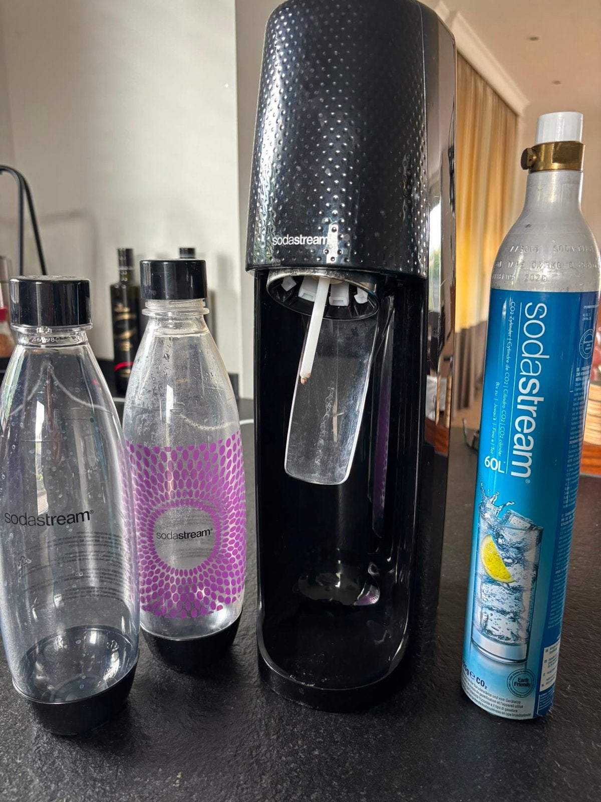 Sodastream met 2 flessen en 2 lege statiegeld cilinders, Ophalen, Gebruikt
