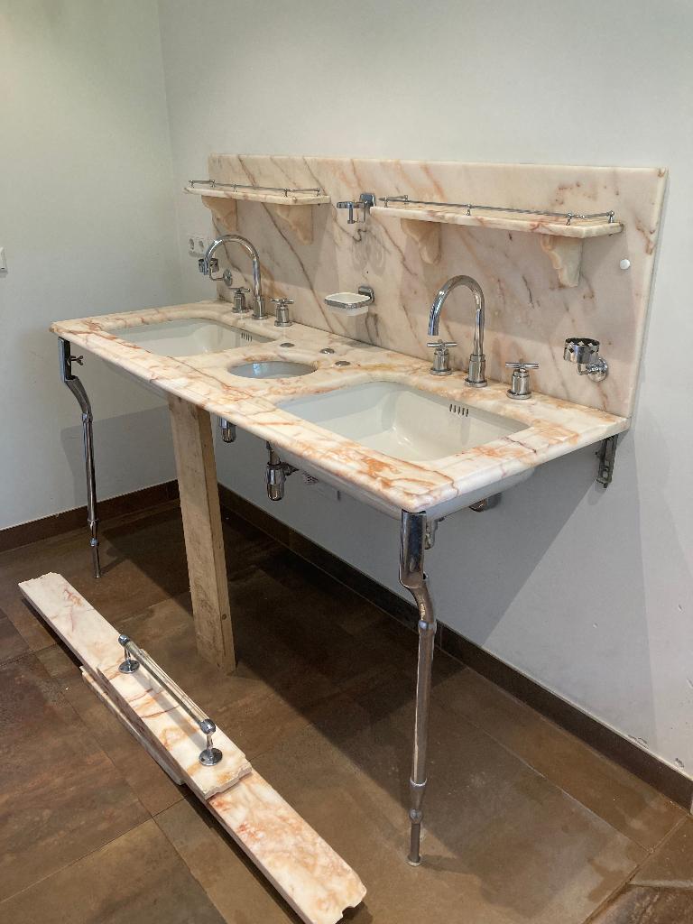 Rood marmer dubbele wastafel jaren 30, Huis en Inrichting, Badkamer | Badkamermeubels, Ophalen, Gebruikt, 150 tot 200 cm, Minder dan 100 cm