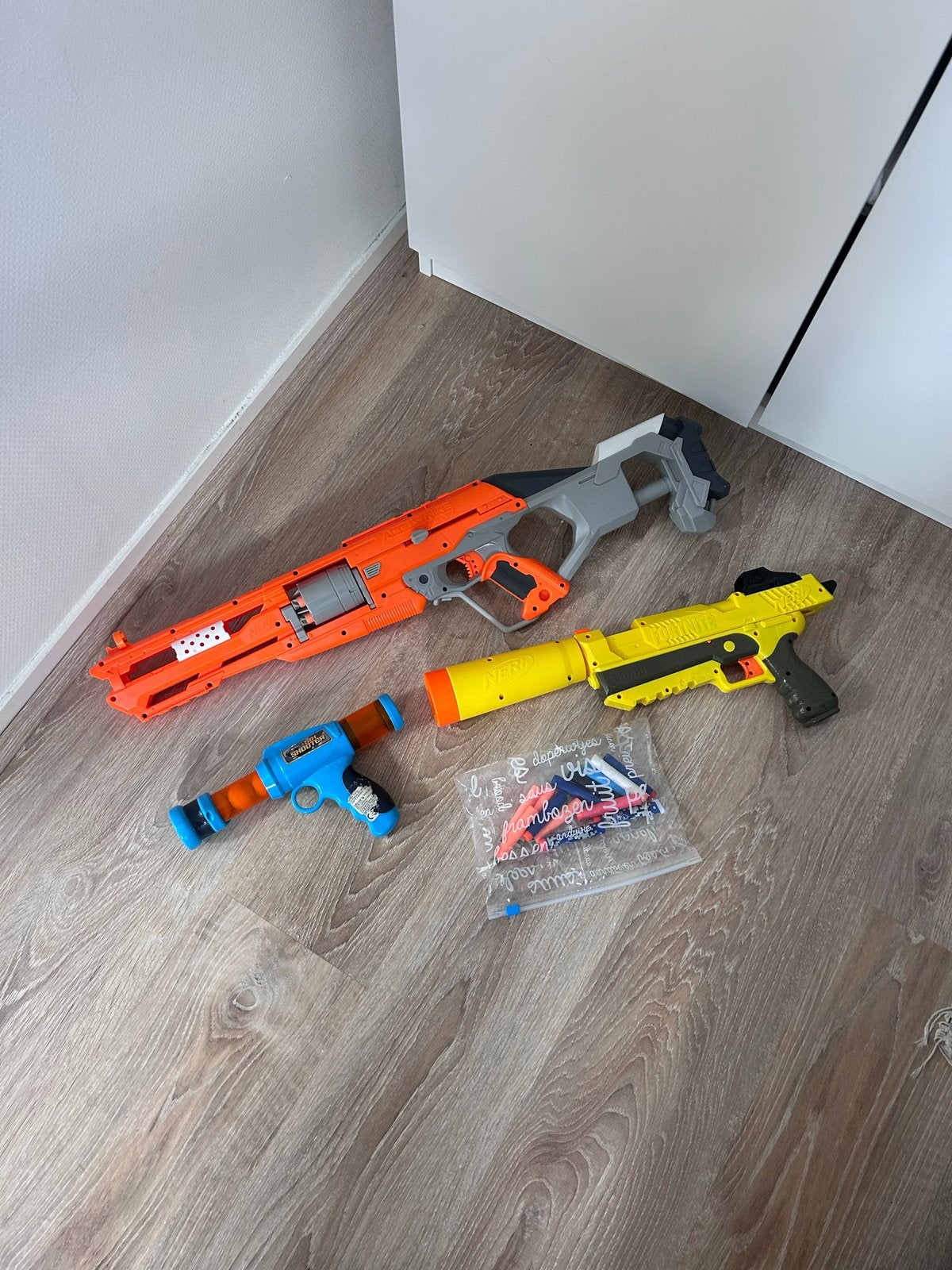 2 Nerf Blasters en 1 merkloze schieter met balletjes, Ophalen, Gebruikt