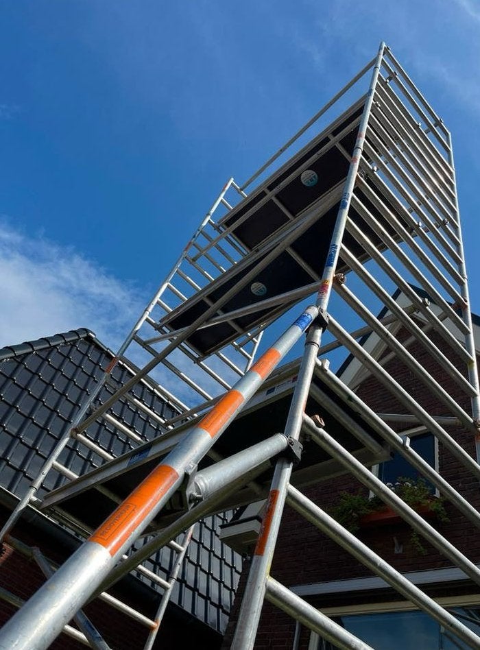 Nette gebruikte aluminium rolsteiger, werkhoogte 8,35 meter, Ophalen, Zo goed als nieuw, Rolsteiger of Kamersteiger, 5 meter of hoger
