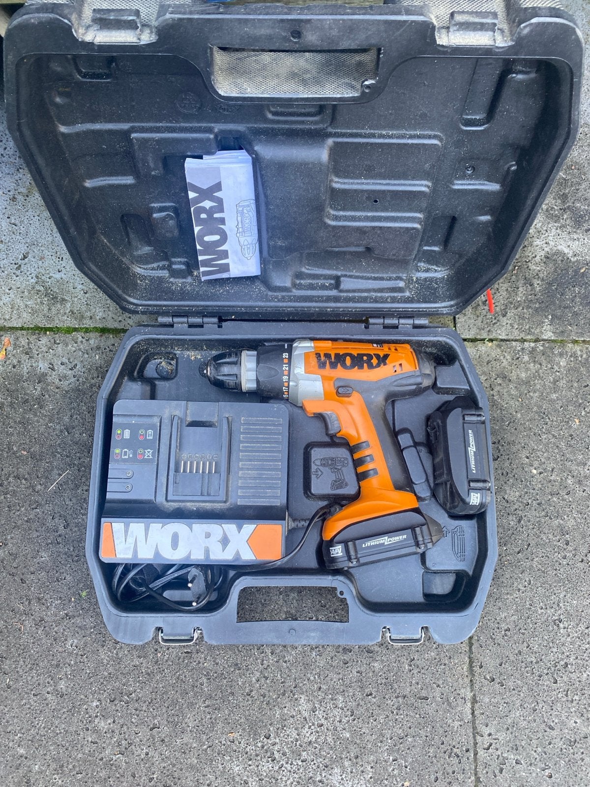 Worx Boormachine 14,4V met 2 accu's en oplader, Doe-het-zelf en Verbouw, Gereedschap | Boormachines, Ophalen of Verzenden, Zo goed als nieuw