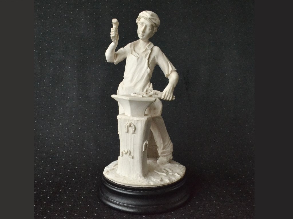 Crèmewit beeld van jonge IJzersmid aan aambeeld, 30 cm, Kunststof, Ophalen of Verzenden, 20 - 50 cm, Wit