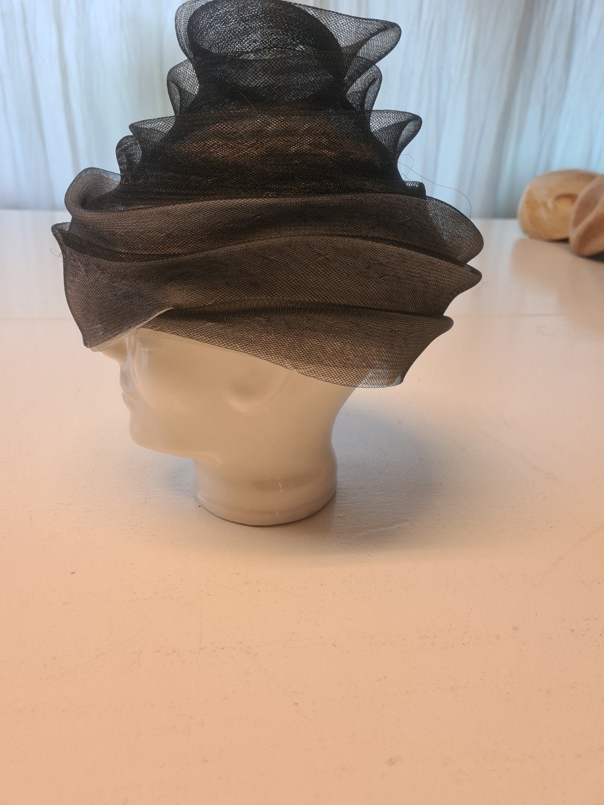 Elegante zwarte fascinator/hoedje, Kleding | Dames, Ophalen of Verzenden, Zo goed als nieuw, One size fits all, Hoed