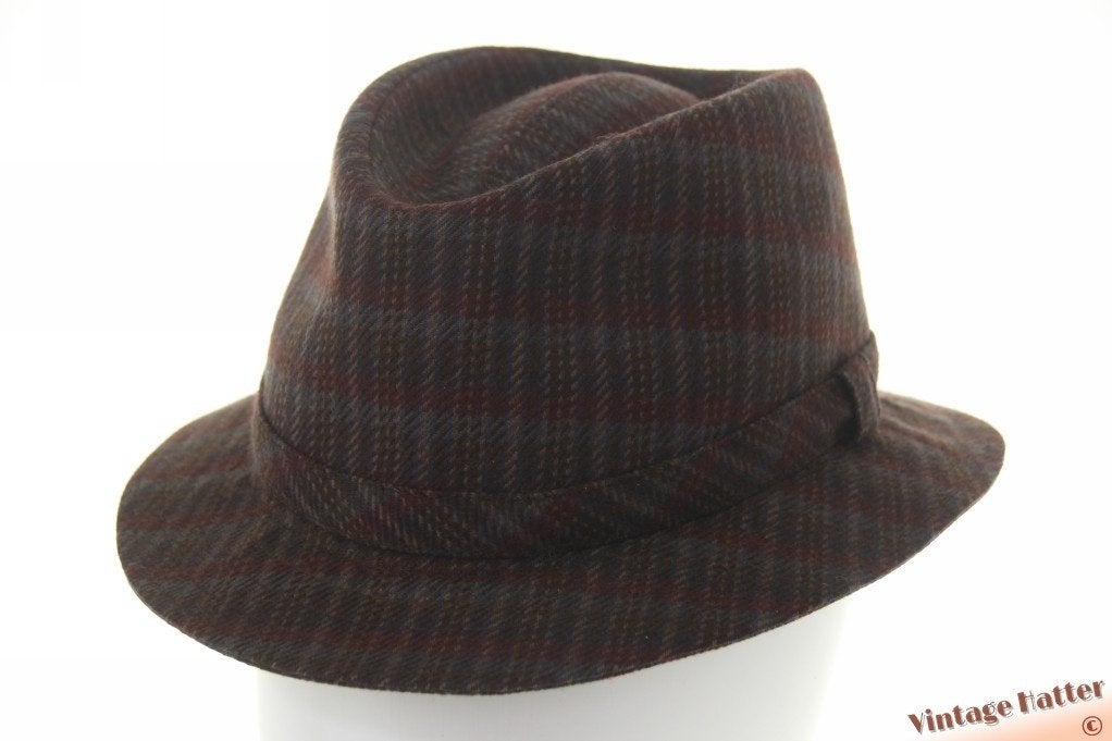 Vintage Vissers gleufhoed Wegener aubergine bruin geruit 56, Wegener, Hoed, Ophalen of Verzenden, 57 cm (M, 7⅛ inch) of minder