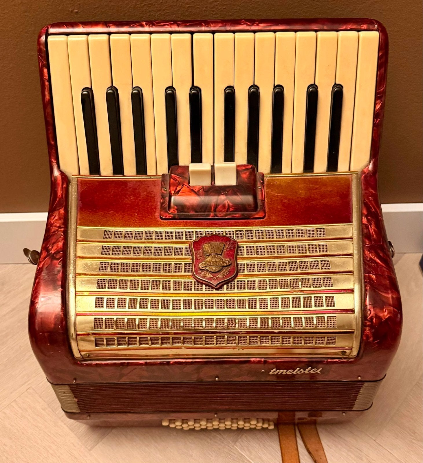 Vintage Weltmeister Toetsaccordeon - Rood, Gebruikt, Muziek en Instrumenten, Accordeons, Gebruikt, Met riemen, Overige formaten