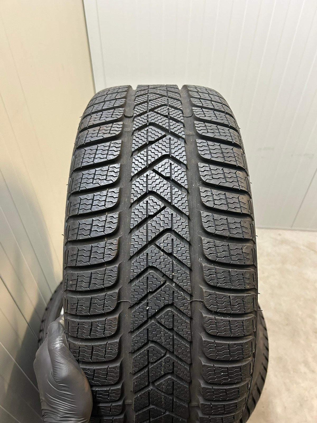 Originele VW Golf 8 R 19 inch Estoril winter Pirelli 2023, Gebruikt, Banden en Velgen, Winterbanden, 235 mm