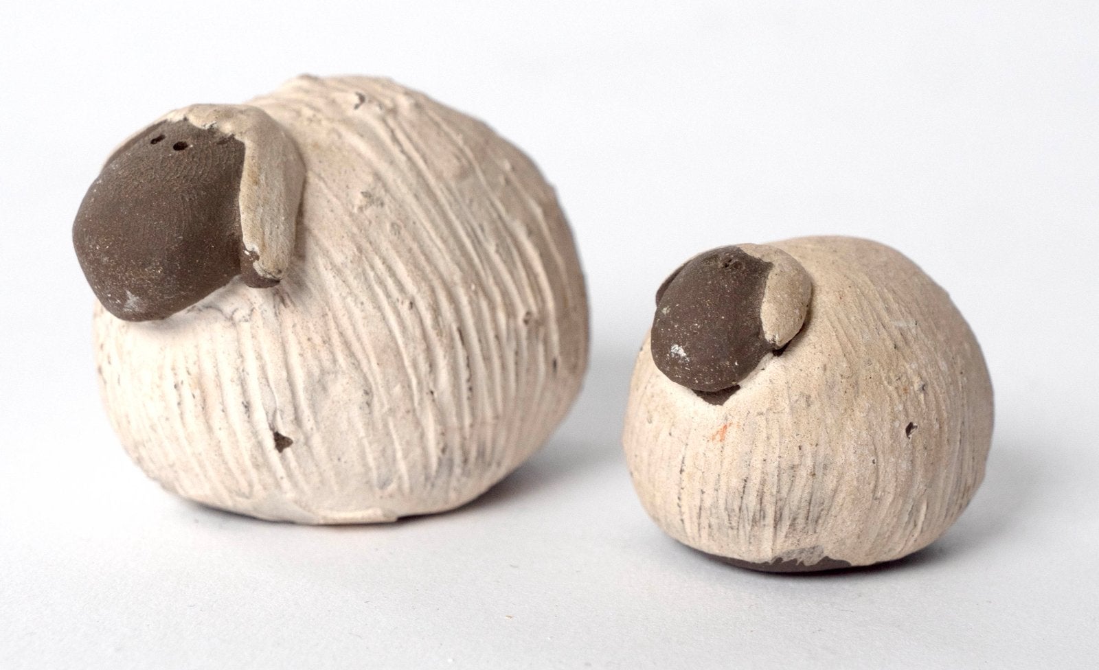 Set keramiek schapen 1 groot (5 cm) en 2 klein (3,5 cm), Ophalen of Verzenden