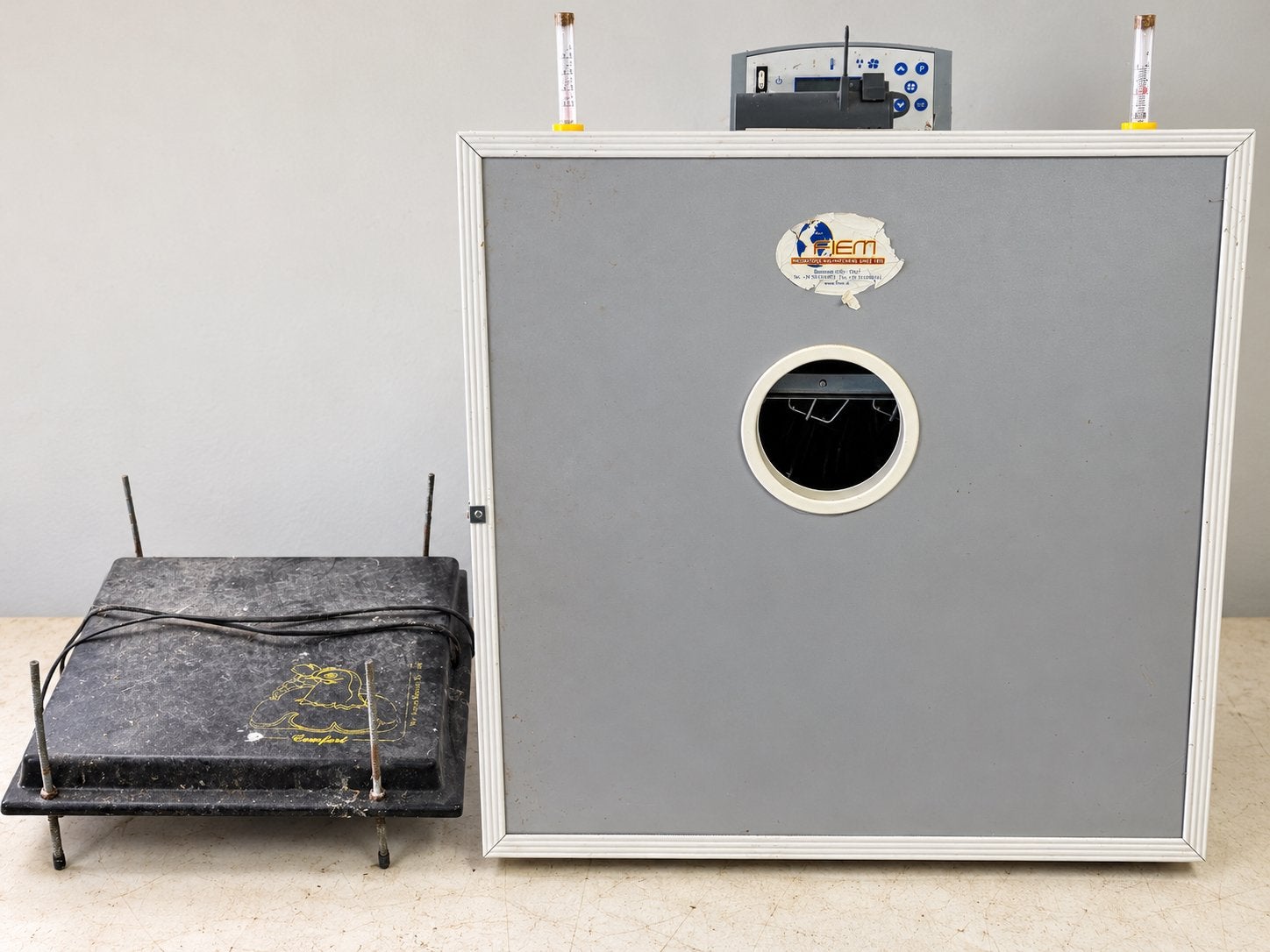 FIEM broedmachine met 4 eierrekken+ warmteplaat voor kuikens, Geslacht onbekend, Kip