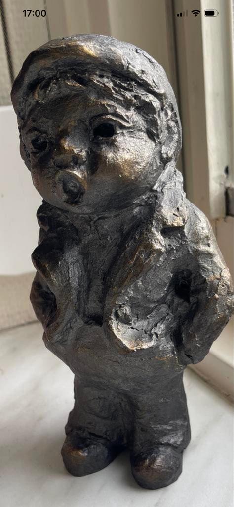 Bronzen beeldje 'Jongen met pet' door Truus Coumans, Ophalen of Verzenden, Beeld, Man, 20 - 50 cm