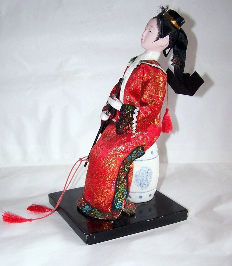 Japanse Geisha pop zittend op porseleinen kruik. Nieuwstaat., Ophalen of Verzenden, Zo goed als nieuw, Pop