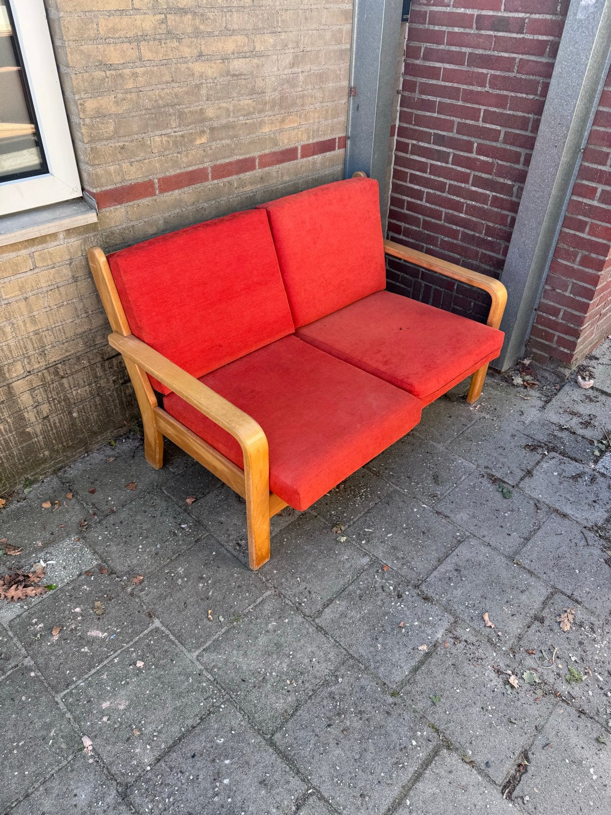 Gratis bankje met rode kussens, Huis en Inrichting, Ophalen, Gebruikt, 150 tot 200 cm, Tweepersoons