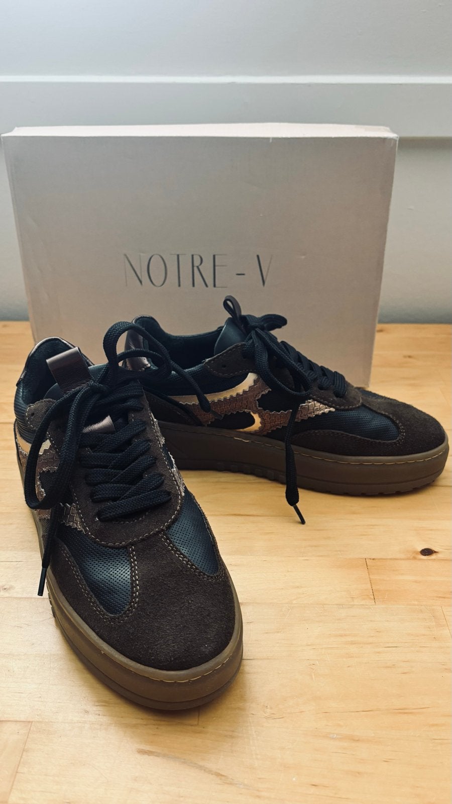 NOTRE-V Sneakers Beige/Chocolade - Maat 38, Kleding | Dames, Schoenen, Ophalen of Verzenden, Zo goed als nieuw, Beige, Sneakers of Gympen