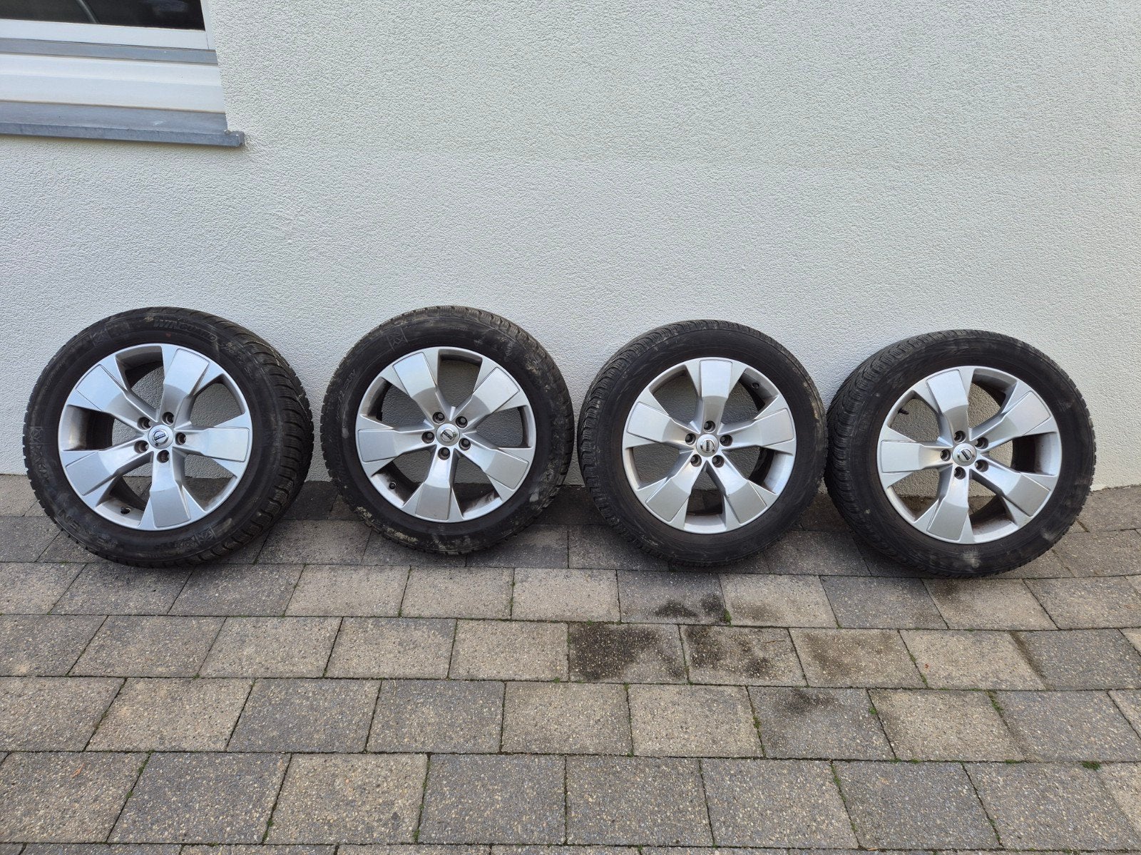 Winterbanden met velgen 235/55 R18 volvo xc40 uit 2020, 18 inch, Gebruikt, Banden en Velgen, 235 mm