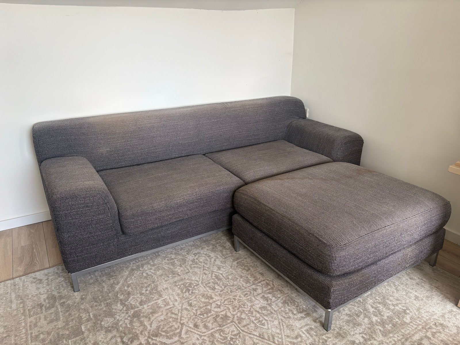 Kramfors Ikea - Grijze bank met poef, Huis en Inrichting, Banken | Bankstellen, Ophalen, Gebruikt, Driepersoons, 75 tot 100 cm