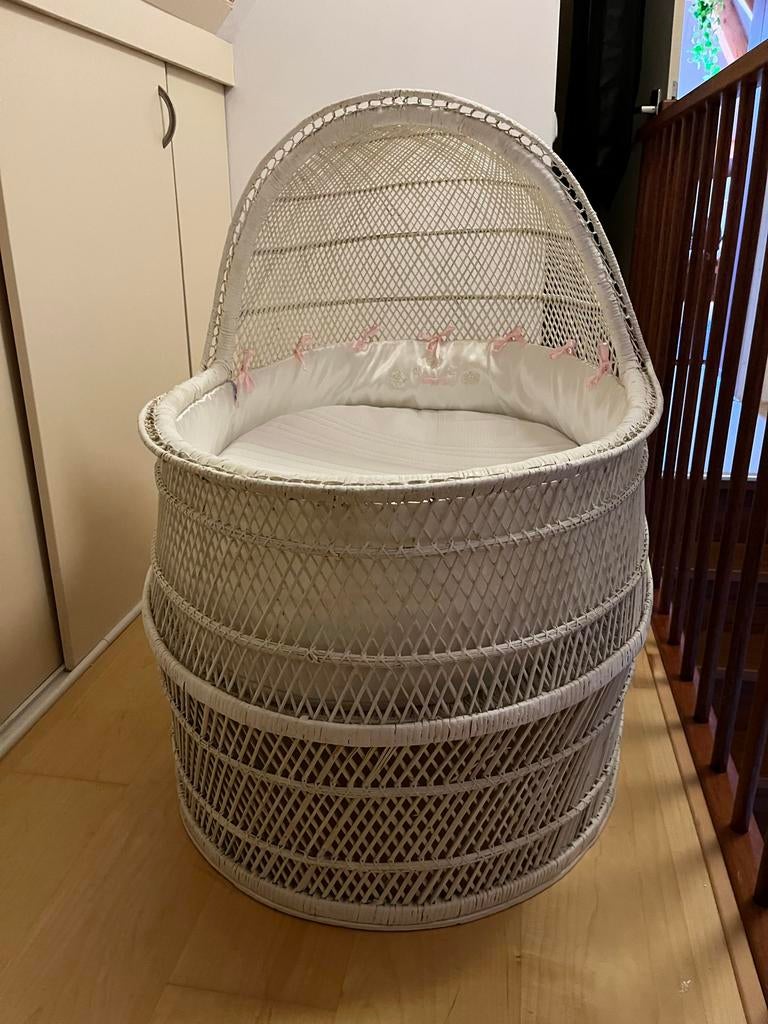 Witte rieten wieg met bekleding, Ophalen, Gebruikt, Wieg