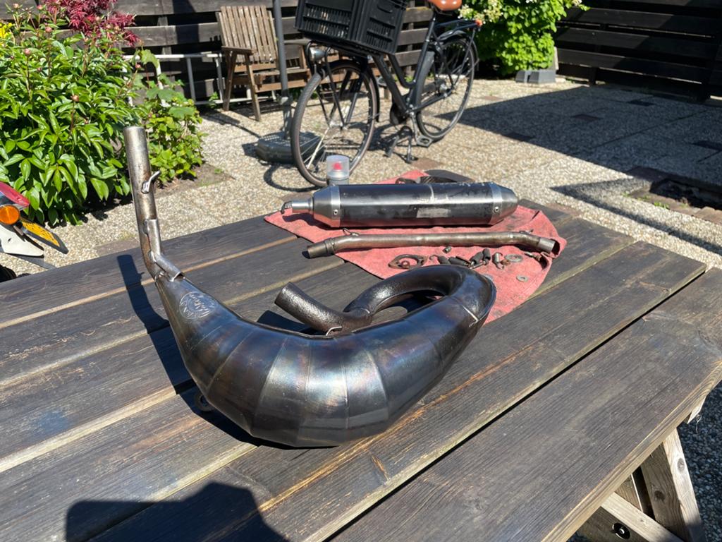 Leovince bovenlangs Derbi 50cc uitlaat, Fietsen en Brommers, Ophalen of Verzenden, Gebruikt, Uitlaat