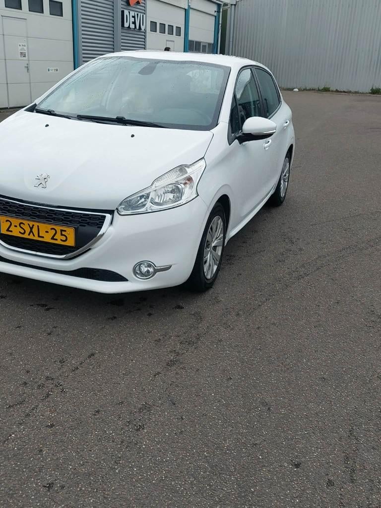 Peugeot 208 1.2 VTI 60KW/82PK 5-D 2014 Wit met nieuwe apk, Voorwielaandrijving, Stof, Parkeersensor, 1199 cc