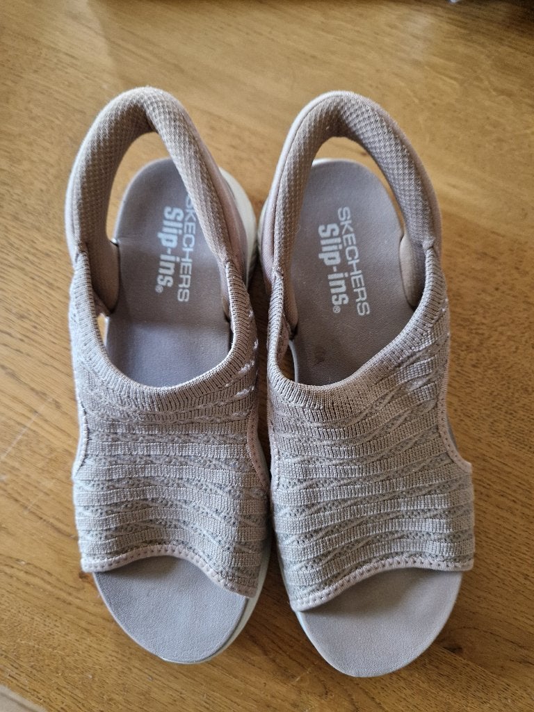 Skechers sandalen maat 40 slip inn 27 cm binnenzool, Skechers, Beige, Nieuw, Sandalen of Muiltjes
