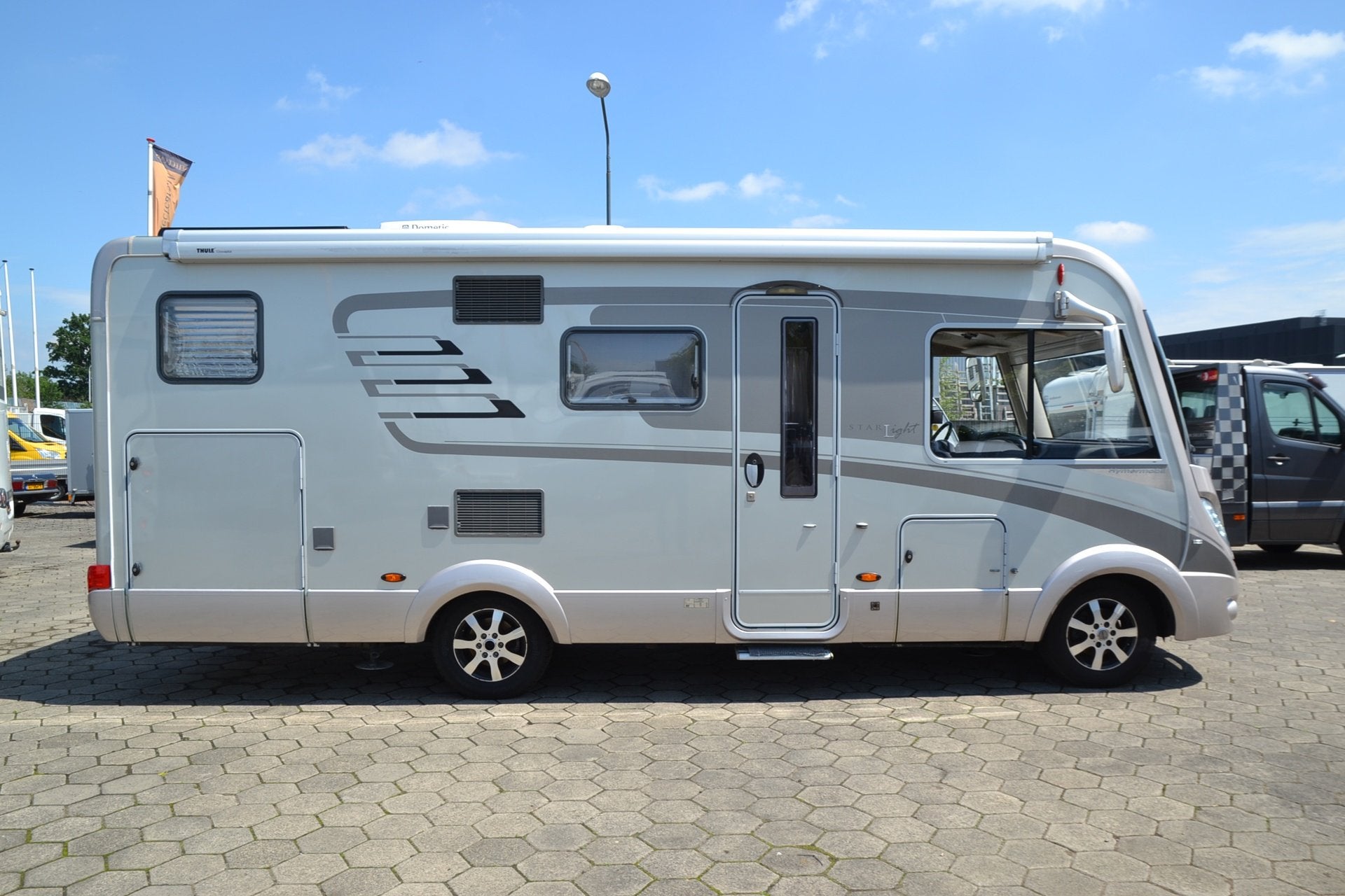 Hymer Eriba B 585 Star-Light - Automaat - 2x Airco - Navi+Ca, Luifel, Ringverwarming, Afzuigkap, 7 tot 8 meter