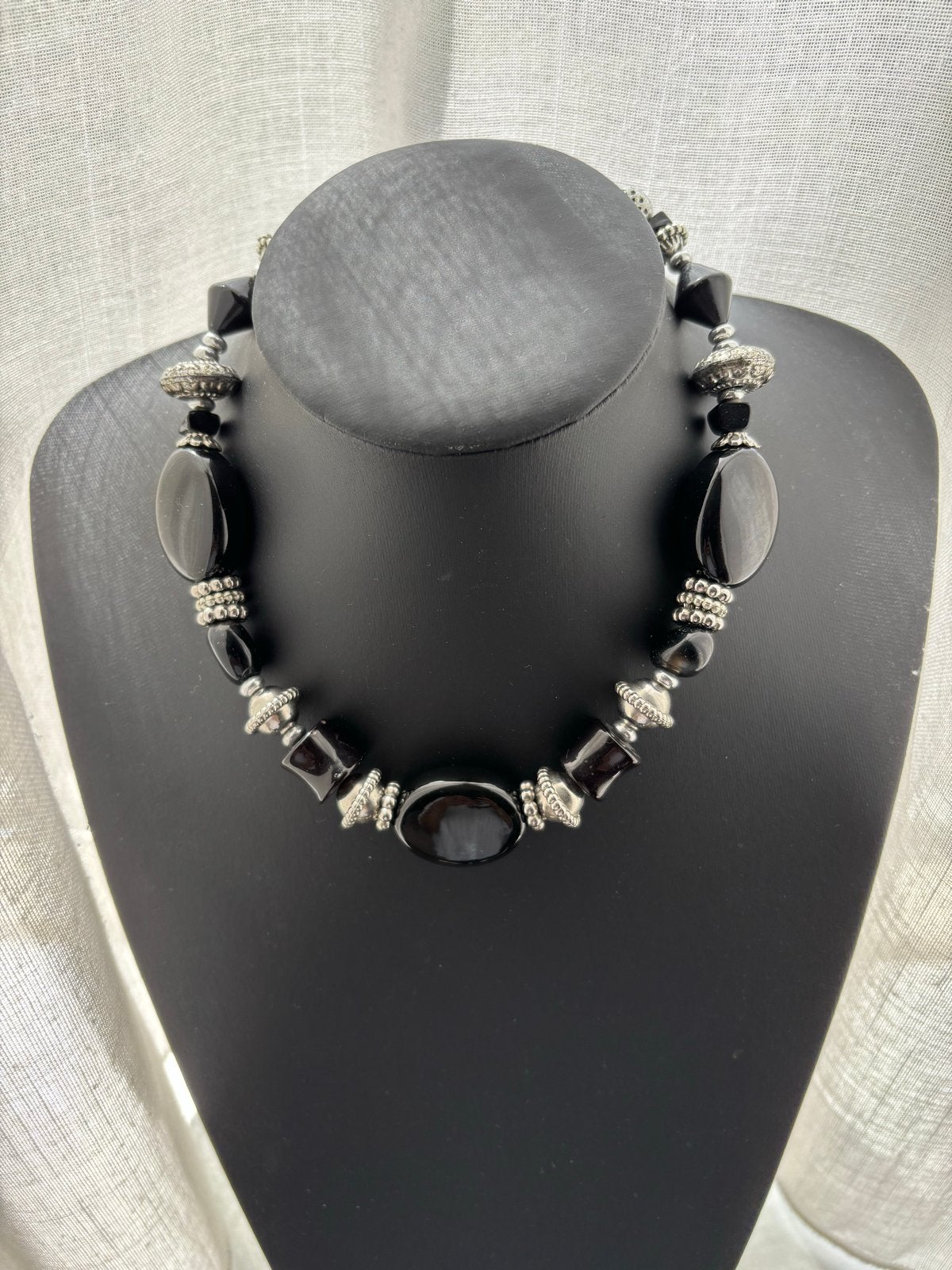 Behave…Vintage zilverkleurige ketting met zwarte stenen, Overige materialen, Zwart, Ophalen of Verzenden, Verstelbaar