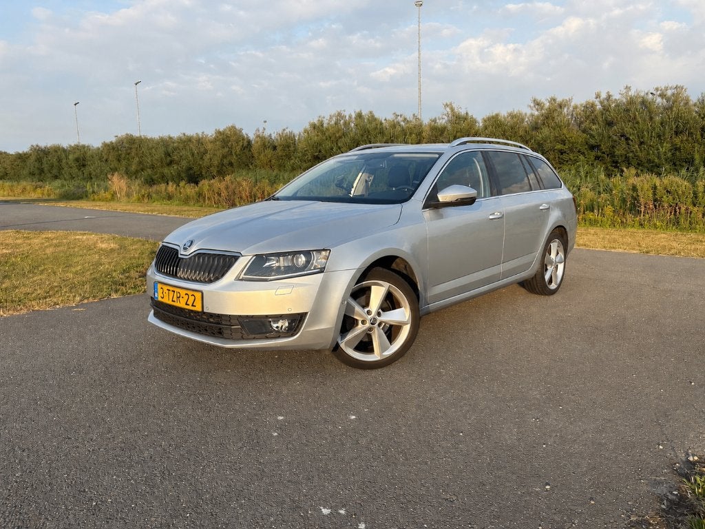Skoda Octavia Combi 1.4 TSI – Vol opties – Grote beurt gehad, Euro 5, Zwart, 4 cilinders, 1192 kg