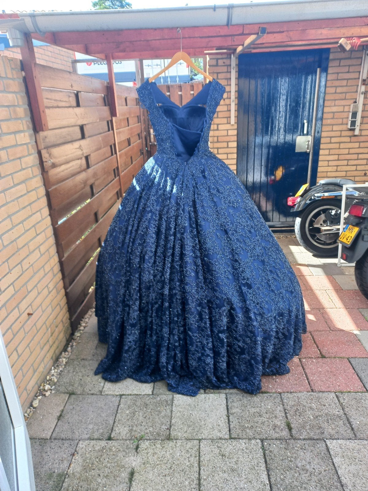 Prachtige Galajurk Donkerblauw handg met Kralen en Hoepelrok, Ophalen, Galajurk, Blauw, Luxury Couture