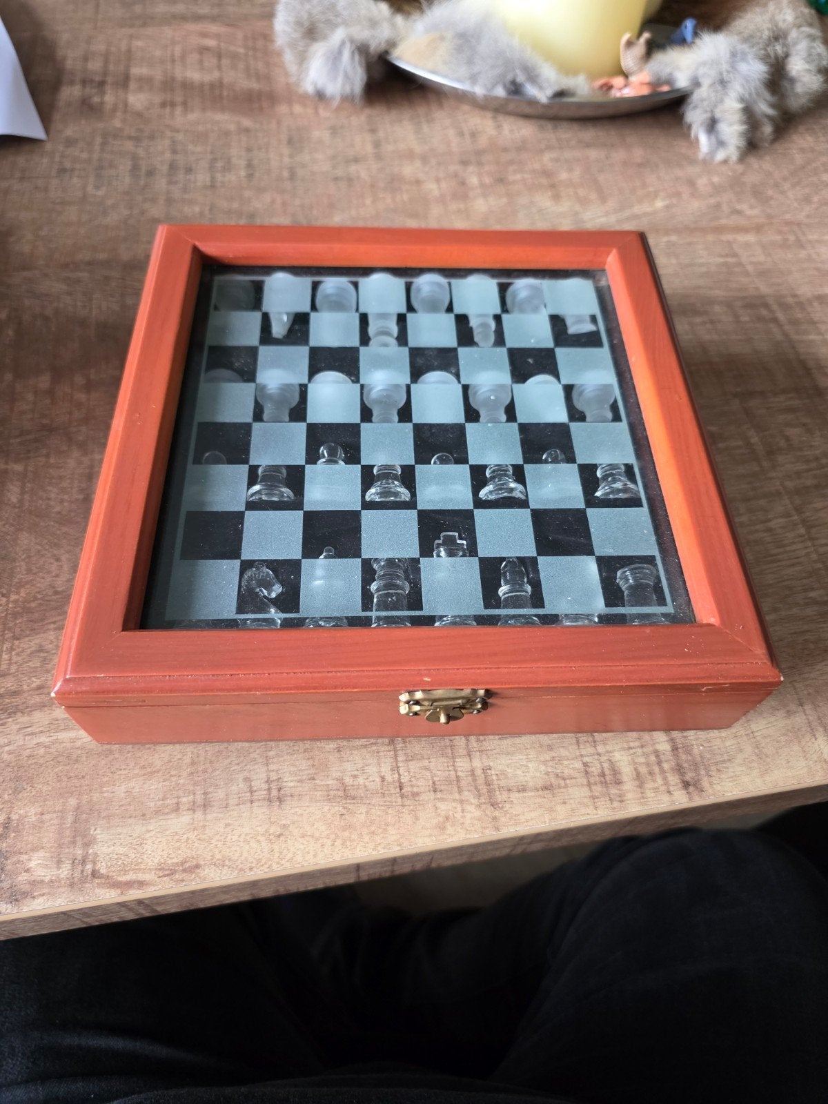 Glazen schaakspel in houten kistje - Reisformaat, Hobby en Vrije tijd, Ophalen, Gebruikt, Een of twee spelers, Onbekend
