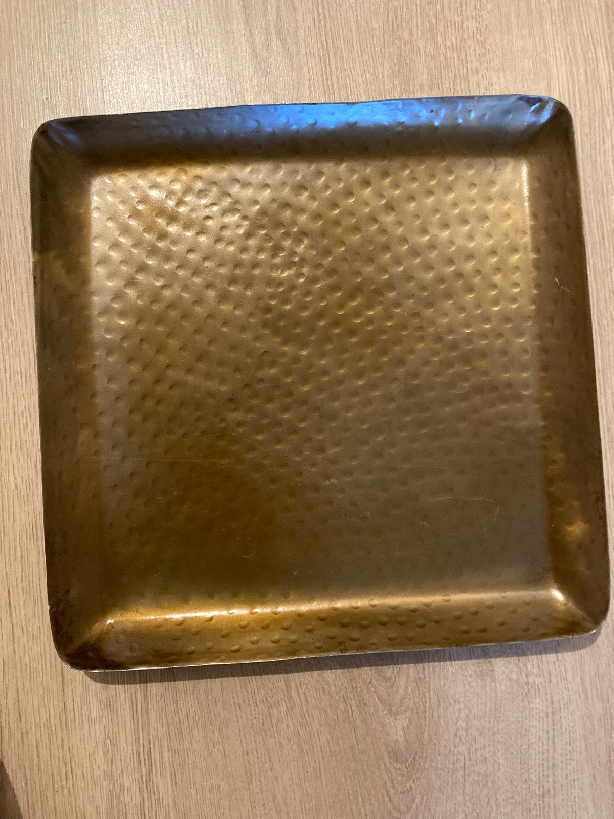 Decoratieve vierkante schaal, gehamerd metaal, goudkleurig, Huis en Inrichting, Woonaccessoires | Schalen en Manden, Ophalen, Overige materialen