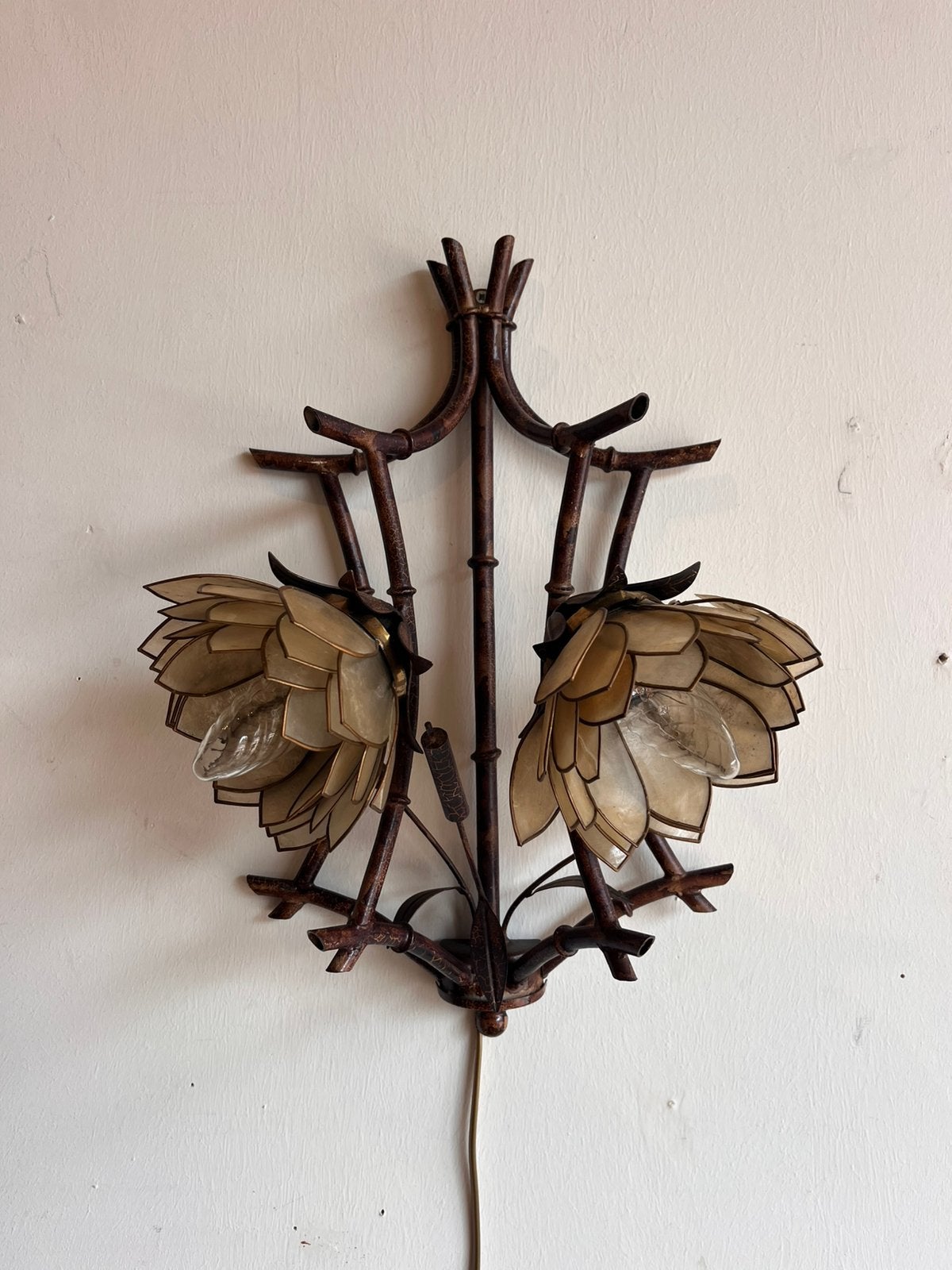 Faux bamboo wandlamp met capiz lotus bloemen antiek vintage, Gebruikt, --, Antiek Vintage, Ophalen of Verzenden