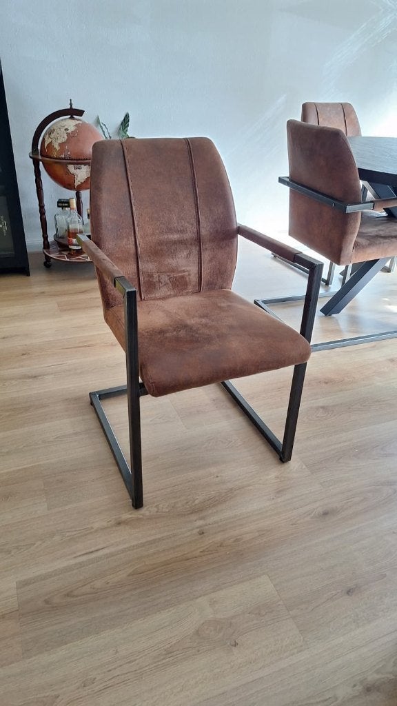 Vier nette bruine eetkamerstoelen met armleuning, Ophalen, Gebruikt, Bruin, Vier