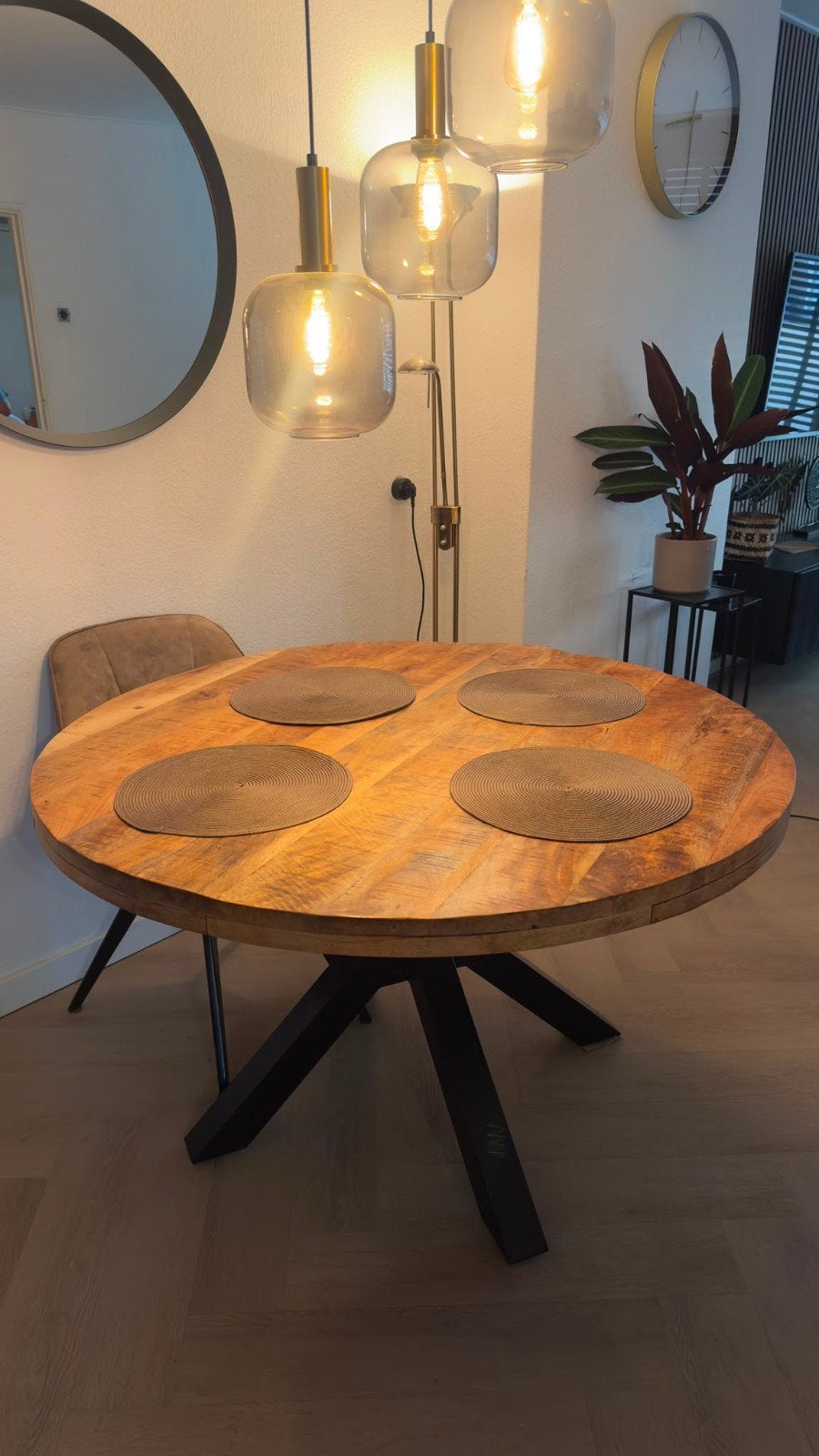 Ronde houten eettafel met zwart metalen onderstel, Gebruikt, Rond, Ophalen of Verzenden, 100 tot 150 cm