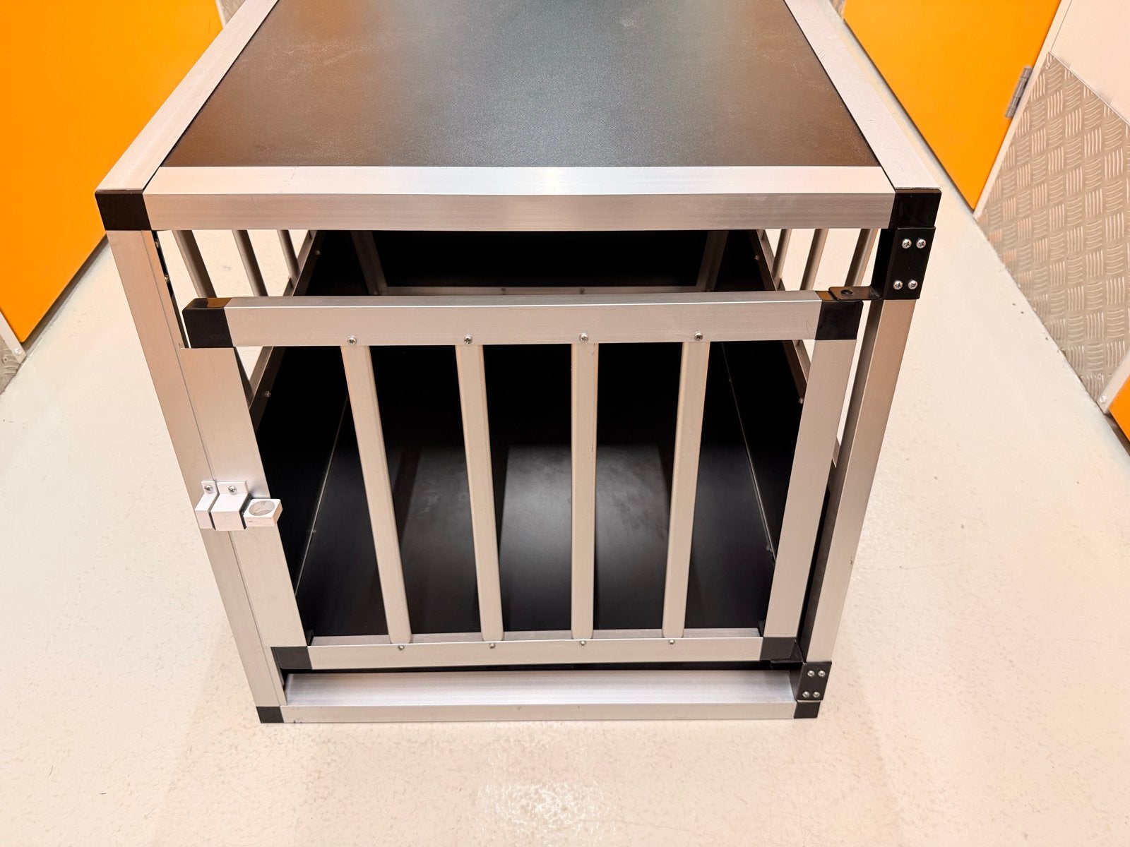 Honden bench voor in de auto licht gewicht met simpel slot, Ophalen, Gebruikt