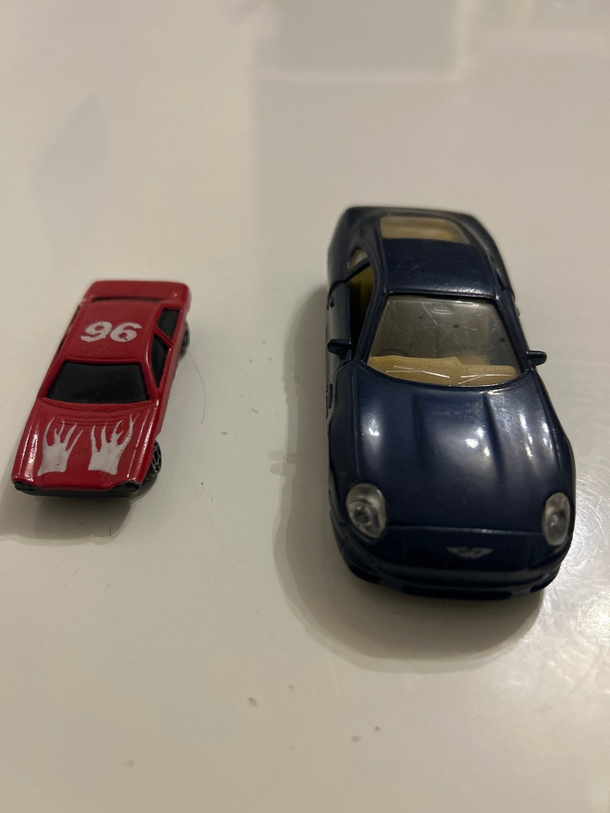 Set van 2 speelgoedauto's: Rood racewagen & Blauwe DB7, Ophalen of Verzenden, Zo goed als nieuw