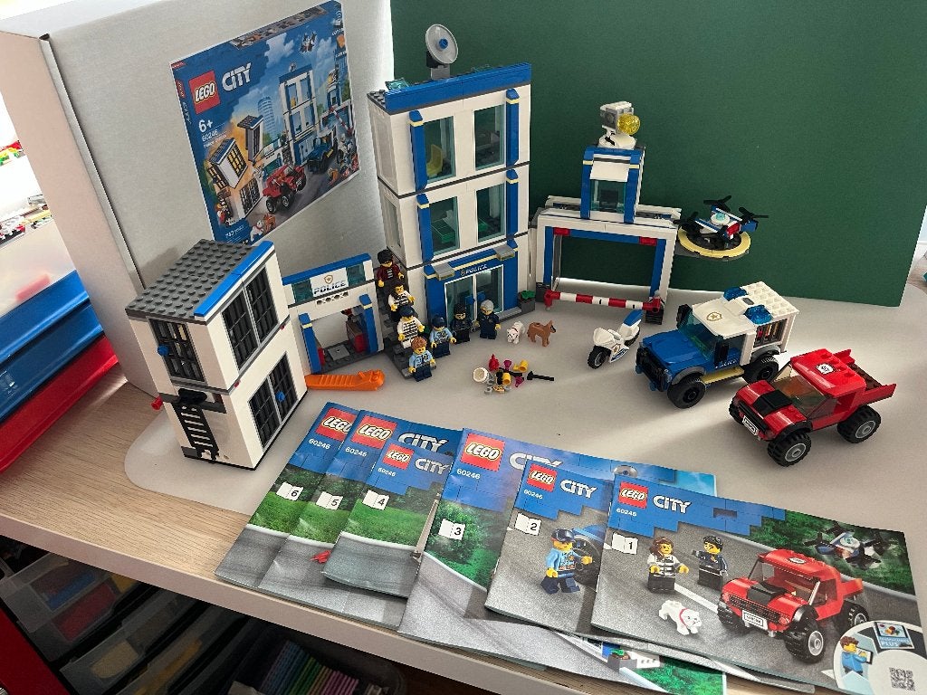 lego city 60246 politiebureau met auto's en drone, City, Lego, Ophalen of Verzenden, Zo goed als nieuw