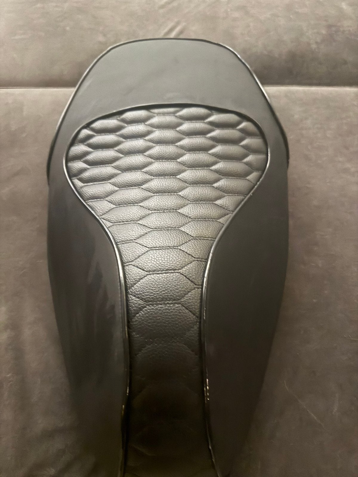 Vespa Sprint / Primavera zadel rs - Zwart Honeycomb –, Motoren, Ophalen of Verzenden